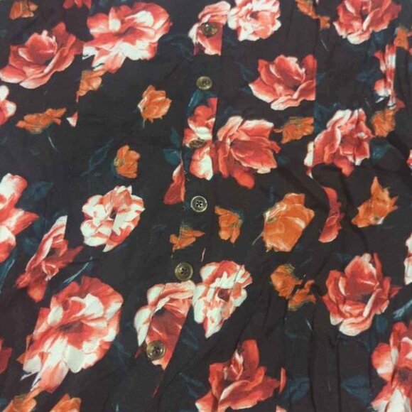 Torrid sleeveless blouse, red flowers, size 2x - Picture 3 of 3